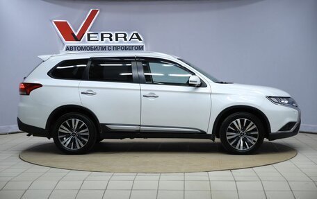Mitsubishi Outlander III рестайлинг 3, 2019 год, 2 190 000 рублей, 4 фотография