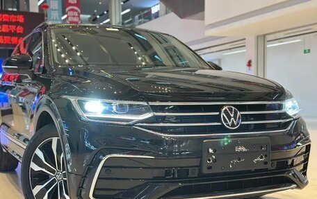 Volkswagen Tiguan II, 2023 год, 2 800 000 рублей, 2 фотография