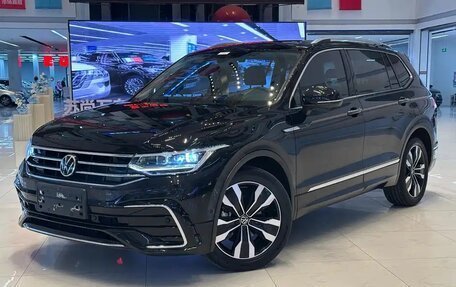 Volkswagen Tiguan II, 2023 год, 2 800 000 рублей, 4 фотография