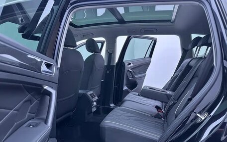 Volkswagen Tiguan II, 2023 год, 2 800 000 рублей, 12 фотография