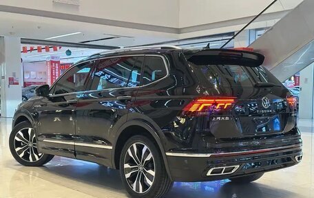 Volkswagen Tiguan II, 2023 год, 2 800 000 рублей, 5 фотография