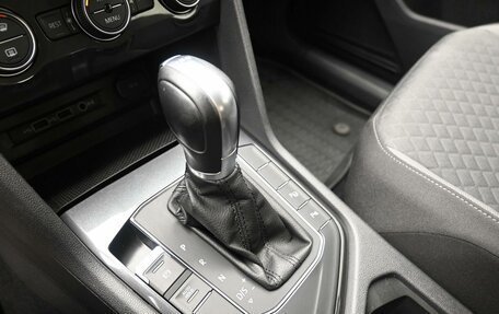 Volkswagen Tiguan II, 2018 год, 2 035 000 рублей, 17 фотография