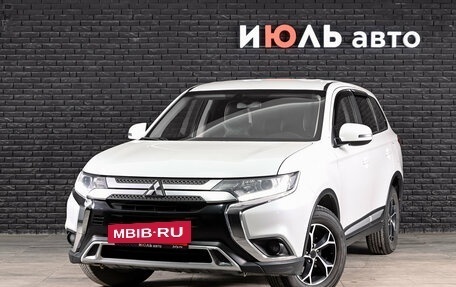 Mitsubishi Outlander III рестайлинг 3, 2019 год, 1 990 000 рублей, 2 фотография