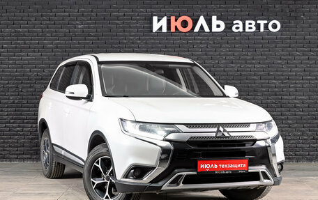 Mitsubishi Outlander III рестайлинг 3, 2019 год, 1 990 000 рублей, 4 фотография
