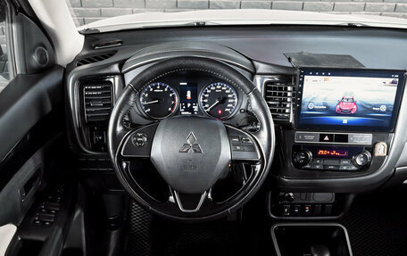 Mitsubishi Outlander III рестайлинг 3, 2019 год, 1 990 000 рублей, 13 фотография