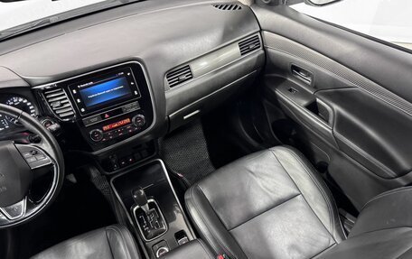 Mitsubishi Outlander III рестайлинг 3, 2018 год, 1 850 000 рублей, 12 фотография