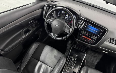 Mitsubishi Outlander III рестайлинг 3, 2018 год, 1 850 000 рублей, 13 фотография