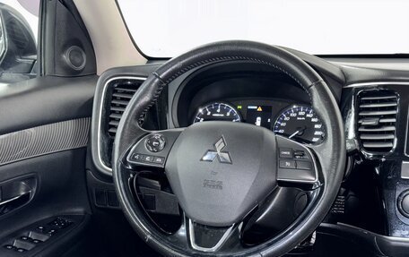 Mitsubishi Outlander III рестайлинг 3, 2018 год, 1 850 000 рублей, 14 фотография