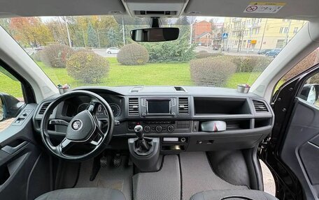 Volkswagen Caravelle T6 рестайлинг, 2017 год, 2 800 000 рублей, 3 фотография