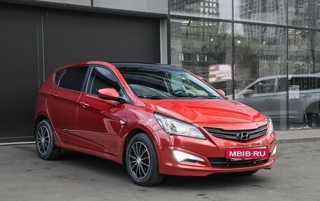 Hyundai Solaris II рестайлинг, 2015 год, 1 000 000 рублей, 3 фотография