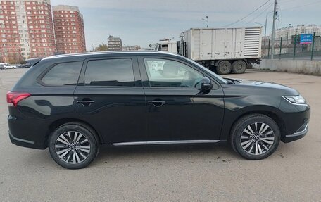 Mitsubishi Outlander III рестайлинг 3, 2022 год, 2 700 000 рублей, 4 фотография