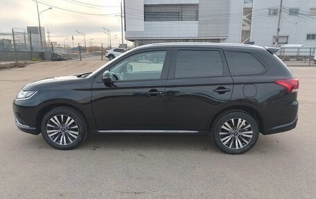 Mitsubishi Outlander III рестайлинг 3, 2022 год, 2 700 000 рублей, 2 фотография
