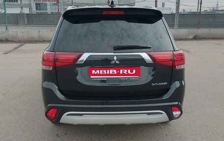 Mitsubishi Outlander III рестайлинг 3, 2022 год, 2 700 000 рублей, 3 фотография