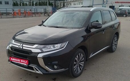 Mitsubishi Outlander III рестайлинг 3, 2022 год, 2 700 000 рублей, 5 фотография