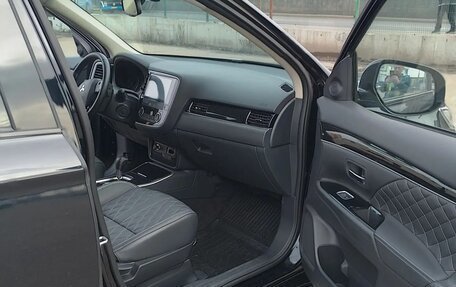 Mitsubishi Outlander III рестайлинг 3, 2022 год, 2 700 000 рублей, 8 фотография