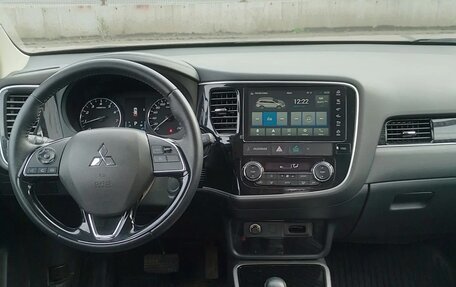 Mitsubishi Outlander III рестайлинг 3, 2022 год, 2 700 000 рублей, 10 фотография