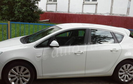 Opel Astra J, 2011 год, 630 000 рублей, 2 фотография