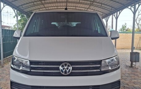 Volkswagen Caravelle T6 рестайлинг, 2018 год, 3 500 000 рублей, 1 фотография