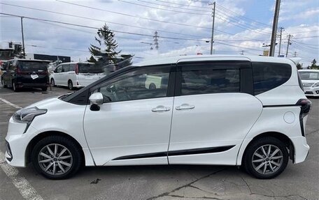 Toyota Sienta II, 2022 год, 1 080 000 рублей, 7 фотография