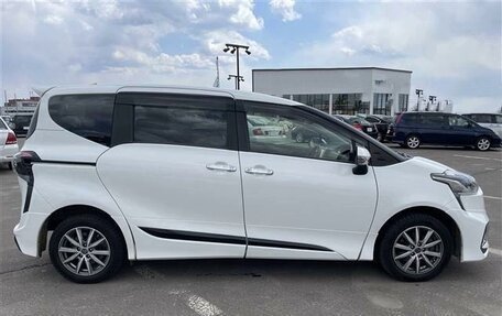 Toyota Sienta II, 2022 год, 1 080 000 рублей, 5 фотография