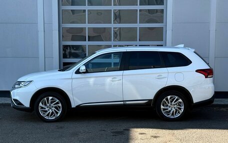 Mitsubishi Outlander III рестайлинг 3, 2019 год, 1 999 000 рублей, 2 фотография