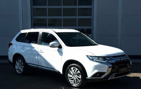 Mitsubishi Outlander III рестайлинг 3, 2019 год, 1 999 000 рублей, 7 фотография