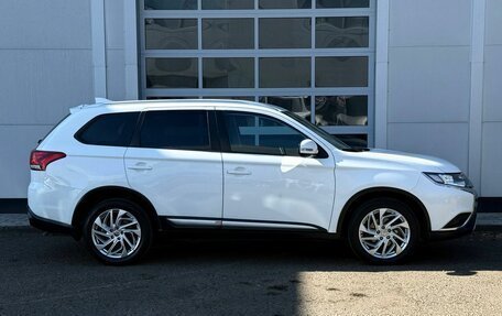 Mitsubishi Outlander III рестайлинг 3, 2019 год, 1 999 000 рублей, 6 фотография
