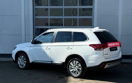 Mitsubishi Outlander III рестайлинг 3, 2019 год, 1 999 000 рублей, 3 фотография
