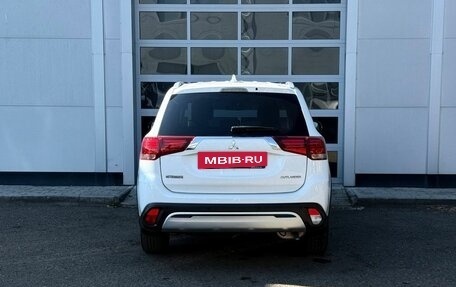 Mitsubishi Outlander III рестайлинг 3, 2019 год, 1 999 000 рублей, 4 фотография