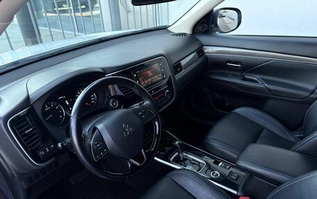 Mitsubishi Outlander III рестайлинг 3, 2019 год, 1 999 000 рублей, 13 фотография