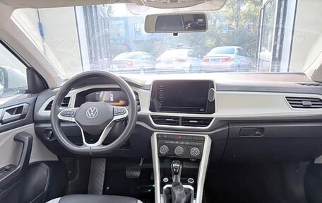 Volkswagen T-Roc I, 2023 год, 2 103 000 рублей, 6 фотография
