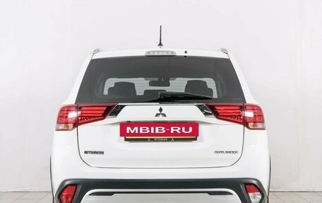 Mitsubishi Outlander III рестайлинг 3, 2015 год, 1 999 000 рублей, 6 фотография