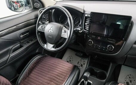 Mitsubishi Outlander III рестайлинг 3, 2015 год, 1 999 000 рублей, 10 фотография