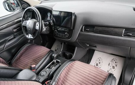 Mitsubishi Outlander III рестайлинг 3, 2015 год, 1 999 000 рублей, 13 фотография