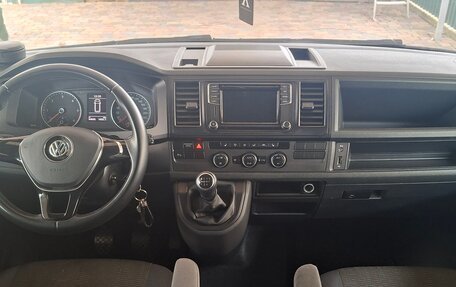 Volkswagen Caravelle T6 рестайлинг, 2018 год, 3 500 000 рублей, 6 фотография