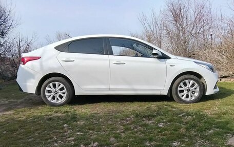 Hyundai Solaris II рестайлинг, 2017 год, 1 450 000 рублей, 1 фотография