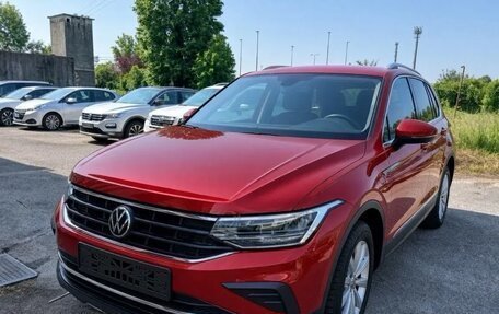 Volkswagen Tiguan II, 2022 год, 2 262 000 рублей, 2 фотография