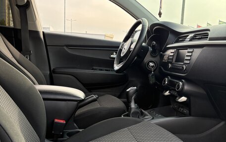 KIA Rio IV, 2018 год, 1 299 999 рублей, 15 фотография