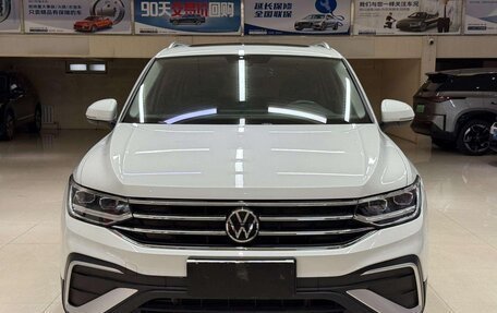 Volkswagen Tiguan II, 2023 год, 2 110 000 рублей, 1 фотография