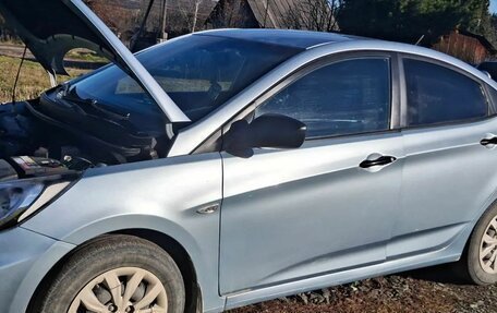 Hyundai Solaris II рестайлинг, 2012 год, 700 000 рублей, 1 фотография