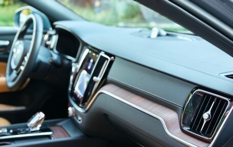 Volvo V60 Cross Country II, 2022 год, 5 600 000 рублей, 7 фотография