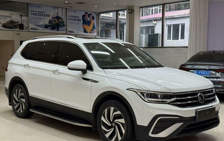 Volkswagen Tiguan II, 2023 год, 2 110 000 рублей, 2 фотография