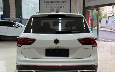 Volkswagen Tiguan II, 2023 год, 2 110 000 рублей, 6 фотография