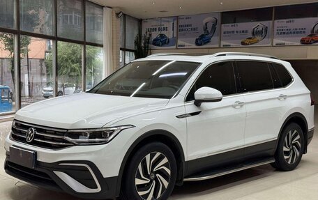 Volkswagen Tiguan II, 2023 год, 2 110 000 рублей, 3 фотография