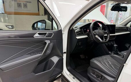 Volkswagen Tiguan II, 2023 год, 2 110 000 рублей, 11 фотография