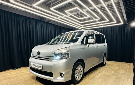 Toyota Voxy II, 2010 год, 1 379 000 рублей, 2 фотография