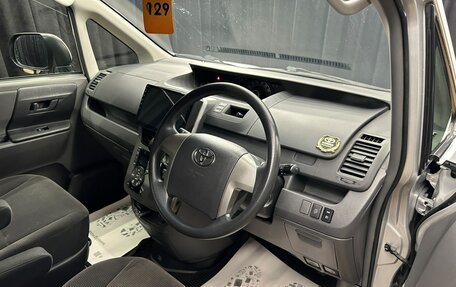 Toyota Voxy II, 2010 год, 1 379 000 рублей, 11 фотография