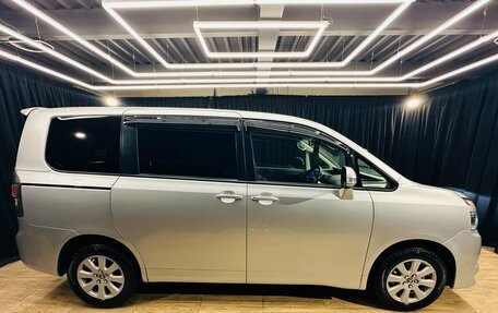 Toyota Voxy II, 2010 год, 1 379 000 рублей, 7 фотография