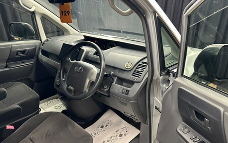 Toyota Voxy II, 2010 год, 1 379 000 рублей, 10 фотография