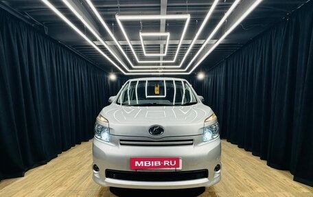 Toyota Voxy II, 2010 год, 1 379 000 рублей, 9 фотография